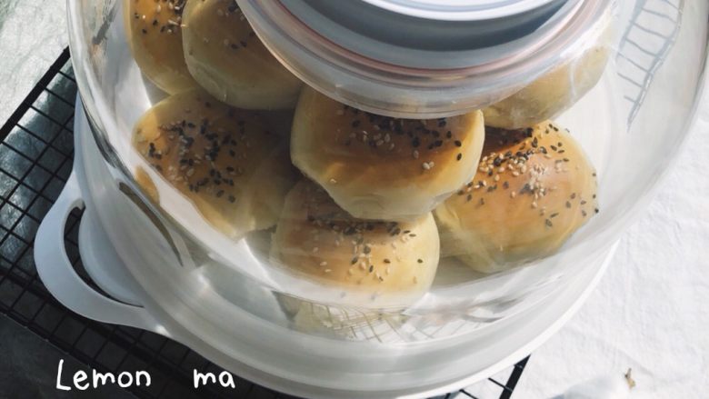 黑白芝麻餐包(低糖),可以放入密封罐里保持面包软度
