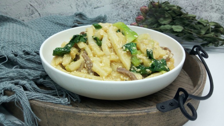 青菜鸡蛋丝年糕,鸡蛋香,年糕嚼劲。