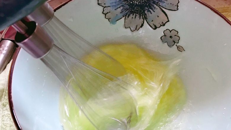电饭煲蒸蛋糕,2.打发蛋清
装蛋清的容器要保证没有水,没有油,没有蛋黄,没有任何杂质,打蛋器头也要干燥,无水无油无杂质,低速挡打到蛋清冒鱼眼泡状后加入15g细砂糖,继续打