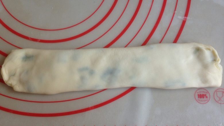 香葱芝麻烤饼,取一段,轻轻拉伸长,再按扁一下
