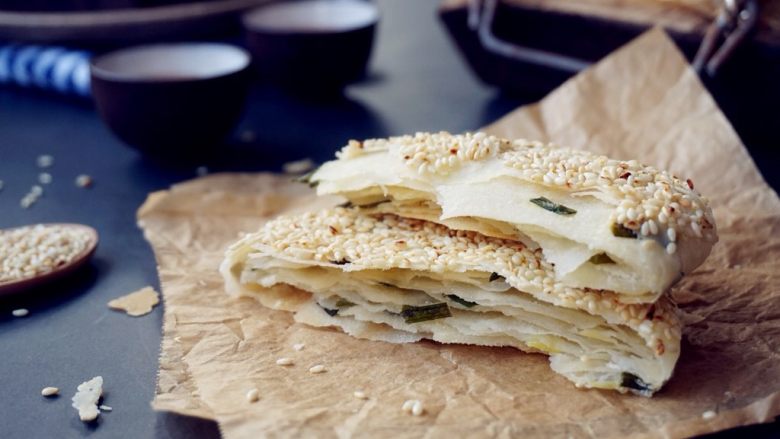 香葱芝麻烤饼,掰开烤饼,一层一层的