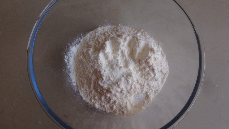 香葱芝麻烤饼,将面团的材料全部倒入和面盆里