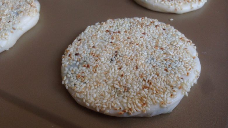 香葱芝麻烤饼,糖水刷在表面,然后刷满芝麻,放在烤盘上