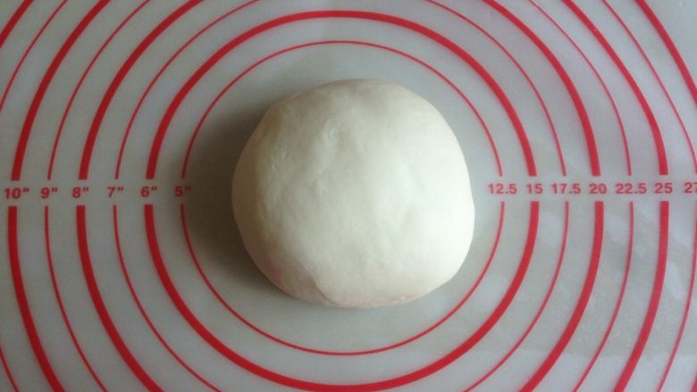 香葱芝麻烤饼,用手揉成光滑柔软的面团(也可以借助面包机和面),多揉揉面,能拉开薄膜的状态是最好的,揉好的面团盖上保鲜膜,松驰半个小时