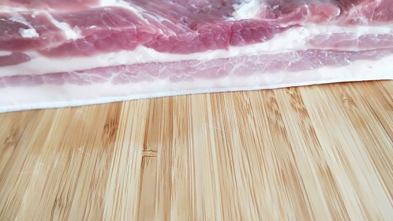 四季豆猪肉虾仁花样饺子,新鲜五花肉一块洗干净。