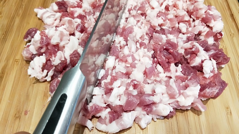 四季豆猪肉虾仁花样饺子,剁成<a style='color:red;display:inline-block;' href='/shicai/ 414'>猪肉</a>馅。