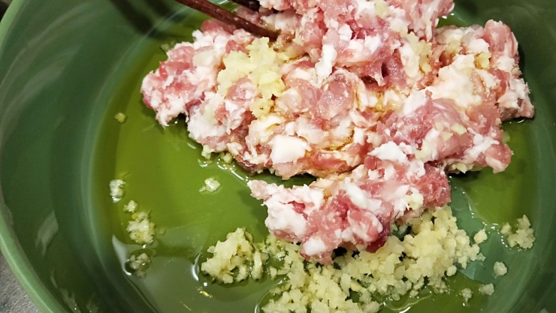 四季豆猪肉虾仁花样饺子,<a style='color:red;display:inline-block;' href='/shicai/ 37'>姜</a>去皮切成末放入盆中。