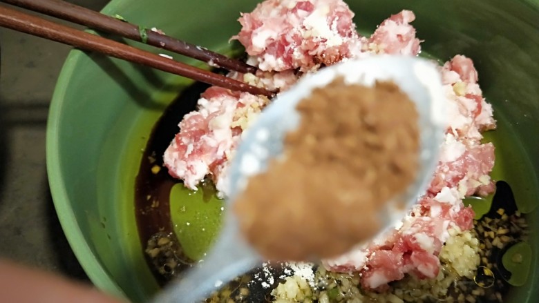 四季豆猪肉虾仁花样饺子,加入3克饺子料粉。
