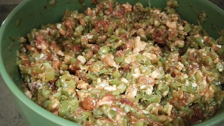 四季豆猪肉虾仁花样饺子,调拌均匀即可。