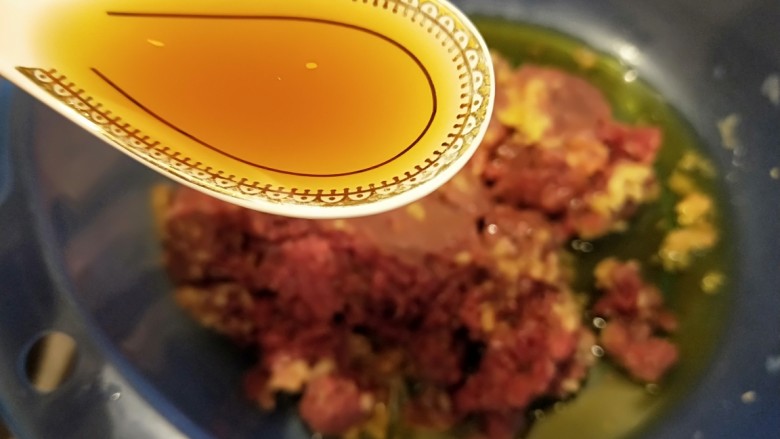 四季豆猪肉虾仁花样饺子,加15克<a style='color:red;display:inline-block;' href='/shicai/ 718'>料酒</a>。