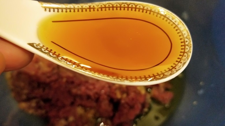 四季豆猪肉虾仁花样饺子,加15克<a style='color:red;display:inline-block;' href='/shicai/ 847'>香油</a>。