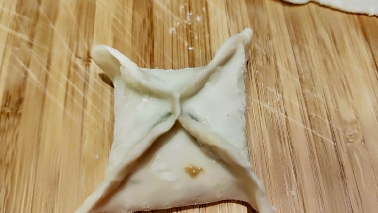 四季豆猪肉虾仁花样饺子,捏成四个角,在两头角捏紧?