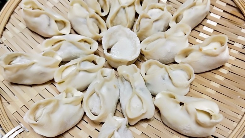 四季豆猪肉虾仁花样饺子,全部捏成花角。