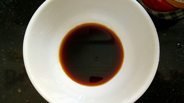 椒香脆皮豆腐,先调好酱汁:<a style='color:red;display:inline-block;' href='/shicai/ 788'>生抽</a>2勺