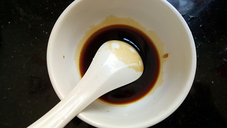 椒香脆皮豆腐,用勺子搅拌均匀,<a style='color:red;display:inline-block;' href='/shicai/ 3729'>白糖</a>溶解。