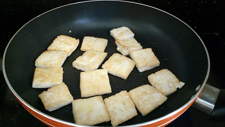椒香脆皮豆腐,煎到豆腐皮两面金黄色,外皮酥脆