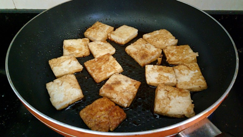 椒香脆皮豆腐,轻轻晃动锅子,让每一块豆腐入味,即可关火盛出装盘