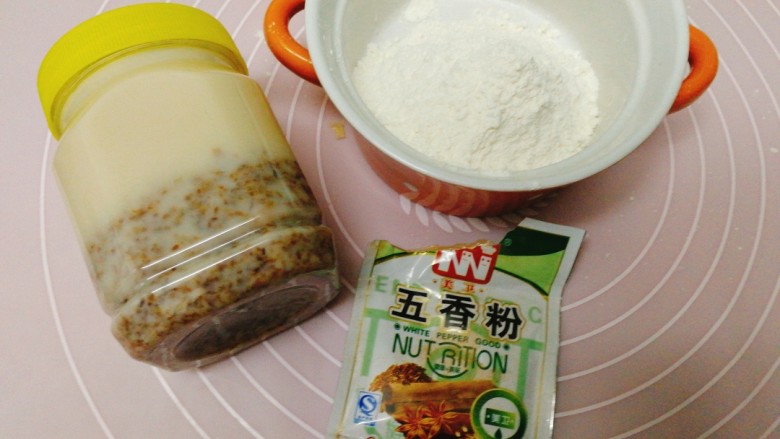 酥的掉渣--发面芝麻饼,准备好油酥食材 <a style='color:red;display:inline-block;' href='/shicai/ 744'>五香粉</a>,葱头酥油 (猪油)适量面粉