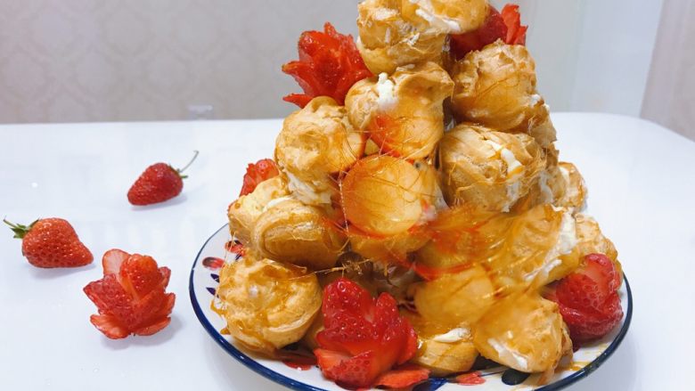 金丝玫瑰泡芙,把草莓做的玫瑰花装饰在泡芙塔上,是不是很漂亮。