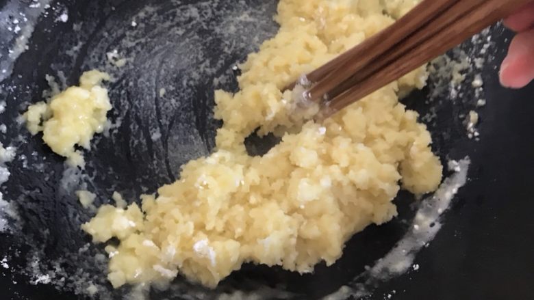 金丝玫瑰泡芙,用筷子快速搅拌均匀,两根筷子不够用就4根一起搅拌。