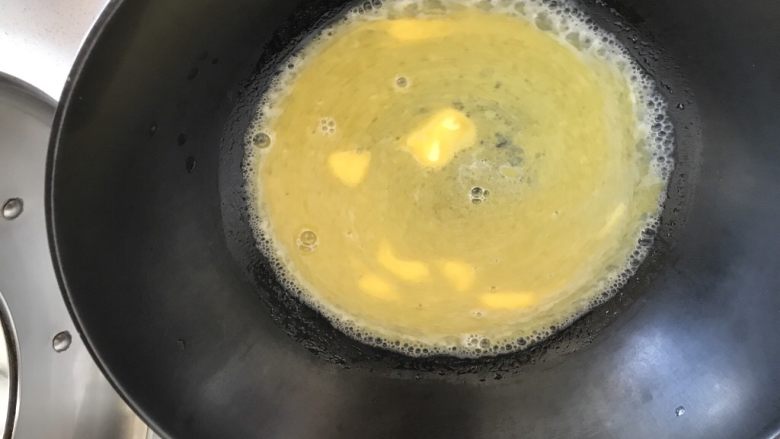 金丝玫瑰泡芙,开中火加热,加热到沸腾转小火,把面粉全部倒进来。