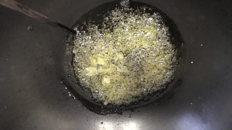 金丝玫瑰泡芙,注意火候,熬太过,糖浆会发黑发苦。