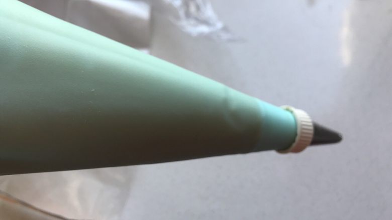 金丝玫瑰泡芙,再安装好裱花嘴,用什么裱花嘴都行,我用的菊花形裱花嘴。