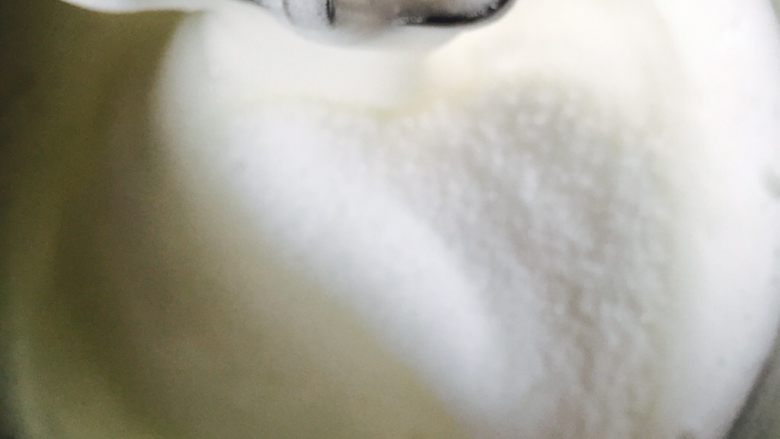 八寸奶油生日蛋糕,继续搅打蛋白渐渐变浓稠,有比较密的泡沫时再加入1/3的糖