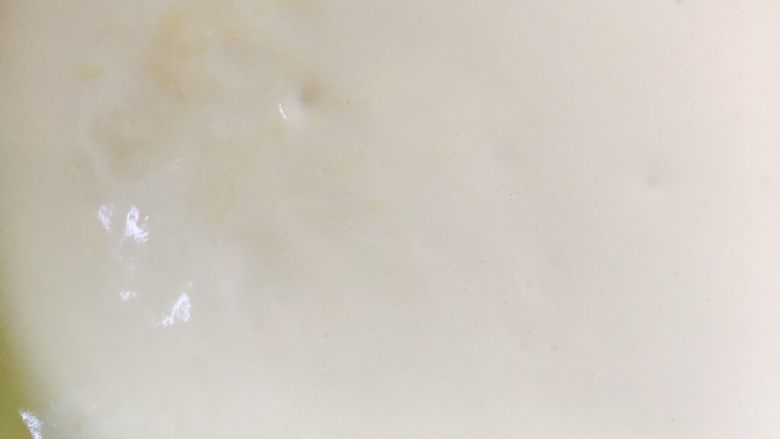 八寸奶油生日蛋糕,翻拌均匀后,把蛋黄糊全部倒入盛蛋白的盆中,用同样手法翻拌均匀充分混合