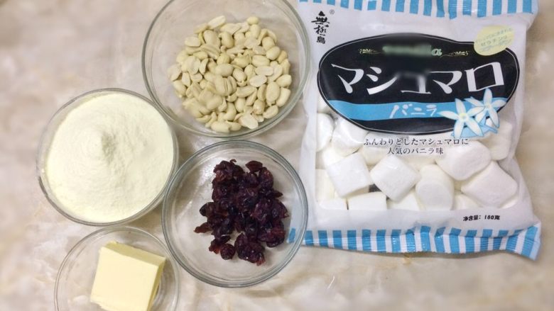 手工蔓越莓花生牛轧糖,提前准备好所有材料,蔓越莓切碎,花生烤熟脱皮。