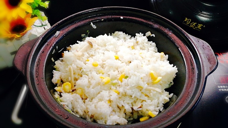 干贝裙边杂蔬蛋炒饭,加入玉米粒饭,再次翻炒均匀