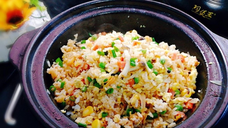 干贝裙边杂蔬蛋炒饭,加入鸡粉调味