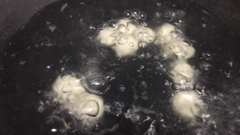 懒人肉丸元宵,烧水开后,改中小火,将汤圆从锅边滑入,全部下好后,用锅铲轻轻的推动汤圆,防止粘锅,我搓的大概2.5~3厘米直径大小,一直用“沸而不腾”的状态煮,这样元宵表面会更光滑细嫩