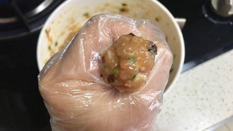 懒人肉丸元宵,在煮元宵的时候,另外一个锅在煮肉丸,同图片那样手挤,然后用勺子取着下锅煮