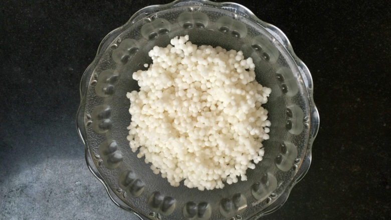 紫薯水晶球,西米提前用凉水水浸泡,米和水的比例大约是1:1,浸泡时间最少20分钟到1个小时,也可隔夜泡,目的是让西米吸足水,蒸的时候才不会夹白点。