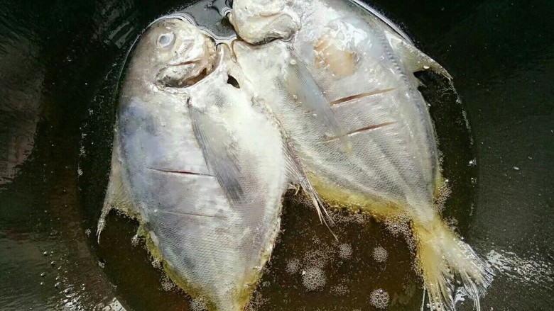 年年有鱼:香煎柠檬鱼,锅里放油,油热后放入鱼煎