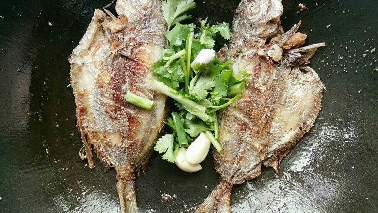 年年有鱼:香煎柠檬鱼,鱼煎至两面金黄后把锅里的油倒剩一点点在放入葱,香菜,蒜头煎最后加入一勺盐,一勺<a style='color:red;display:inline-block;' href='/shicai/ 692'>酱油</a>和少许水煮到收汁