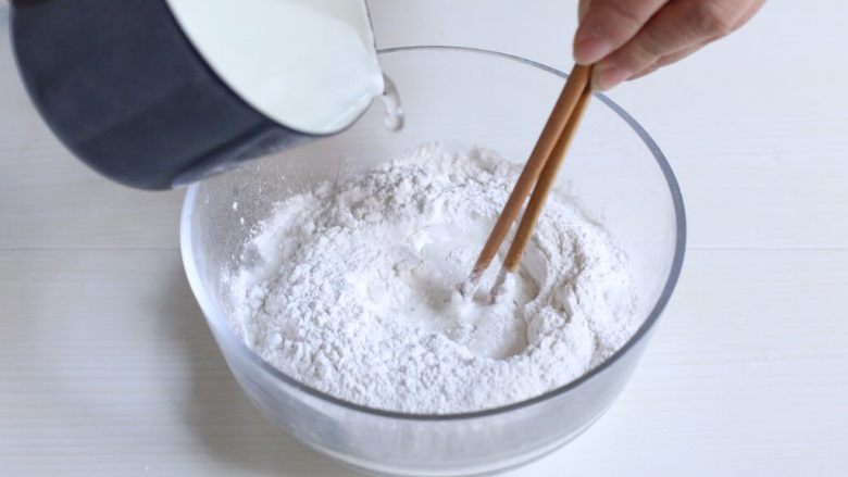 咸味汤圆,糯米粉放入大碗,分次倒入温水,边倒边搅拌,每次水被完全吸收后再加水,直至碗中无干粉。粉和水的比例大概为1:1。