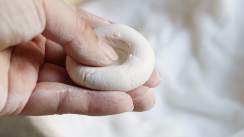 咸味汤圆,剂子搓圆,用大拇指按出凹槽。