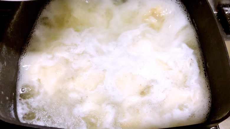 超美味椒麻龙利鱼,水再次滚时加入鱼片,抄下水就好,鱼片约8、9分熟就好。