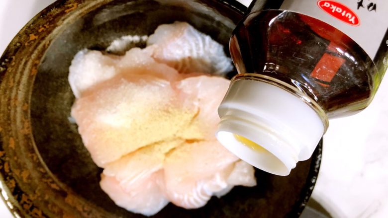 超美味椒麻龙利鱼,加入味淋,没有味淋可以换成料酒,加入<a style='color:red;display:inline-block;' href='/shicai/ 134296'>白胡椒粉</a>,同时可以加入鸡汁调味料提鲜。