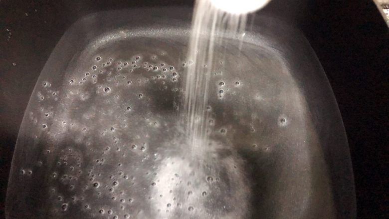 超美味椒麻龙利鱼,锅中烧水,根据口味加盐。