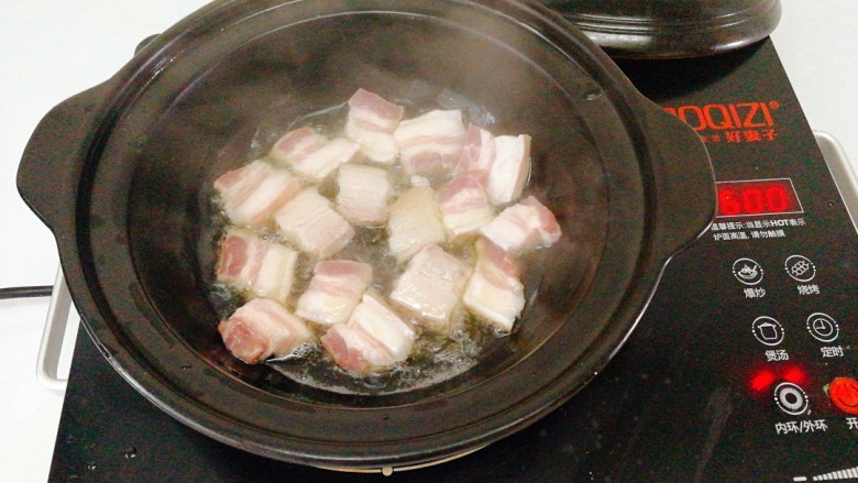 家常菜+干锅土豆片,将五花肉小火煎，逼出油