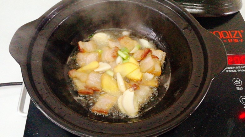 家常菜+干锅土豆片,调大火加入爆香葱<a style='color:red;display:inline-block;' href='/shicai/ 37'>姜</a>蒜,