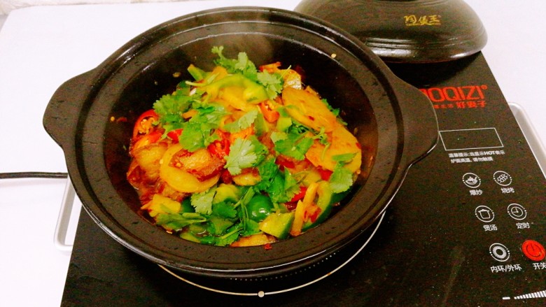 家常菜+干锅土豆片,关火,再撒一点<a style='color:red;display:inline-block;' href='/shicai/ 131'>香菜</a>,香葱,直接上桌,✌✌✌✌✌✌