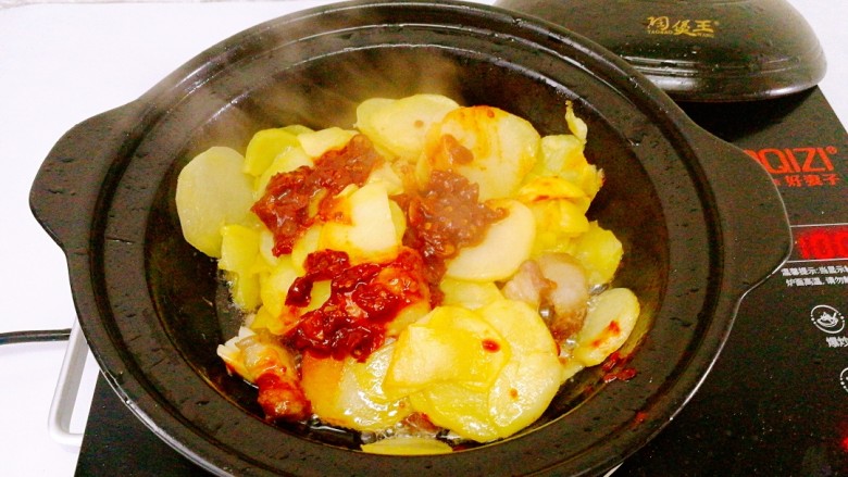 家常菜+干锅土豆片,加盐(少加点,豆瓣是咸的)、郫县豆瓣