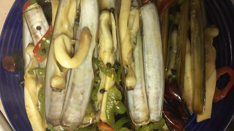 麻辣竹蛏,汁收的差不多了就可以装盘上桌啦~香辣鲜美~好好吃~😋