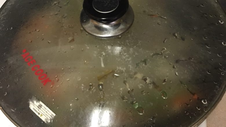 麻辣竹蛏,放好调料以后盖上锅盖小火焖3分钟,打开锅盖以后会看到很多水,之后开大火收汁,汁不用收太干