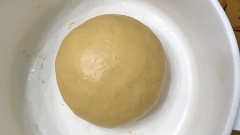 南瓜手撕吐司(中种法),拿出来揉圆放在保鲜碗里盖上盖子放进发酵箱28度松弛30分钟