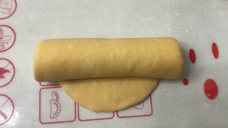 南瓜手撕吐司(中种法),翻面自上而下自然卷起